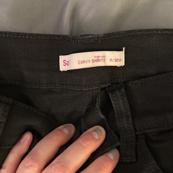 SO Distressed Curvy Shorts - Picture 3 of 3